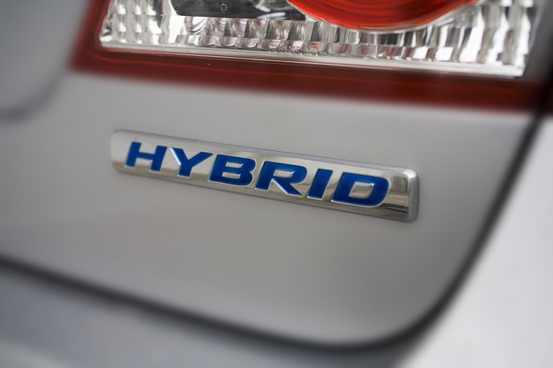 napis hybrid na samochodzie
